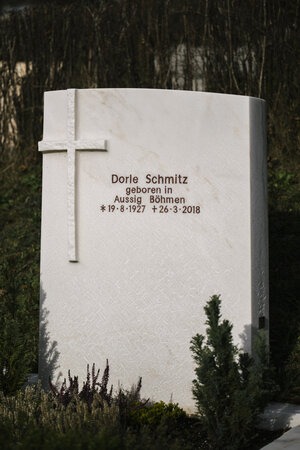 H 418 | schöner moderner design Grabstein, handerkliche gestaltung Grabmal hell weiss beige Kreuz Symbol | Steinmetzwerkstatt Kempten Allgäu