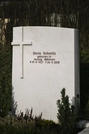 H 418 | schöner moderner design Grabstein, handerkliche gestaltung Grabmal hell weiss beige Kreuz Symbol | Steinmetzwerkstatt Kempten Allgäu