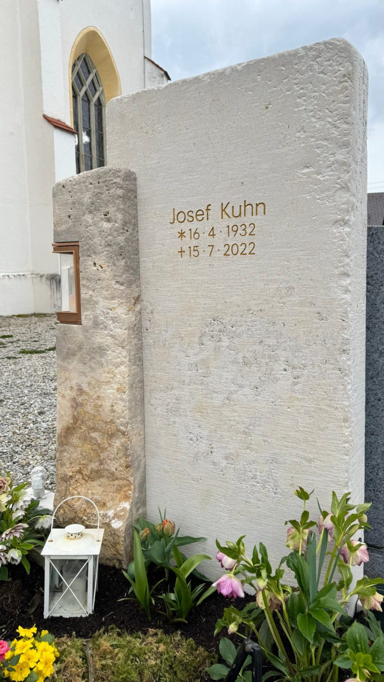WeiÃŸer Kalkstein-Grabstein mit stockgefrÃ¤ster OberflÃ¤che, integriertem Kerzenhalter und goldener Schriftgravur
