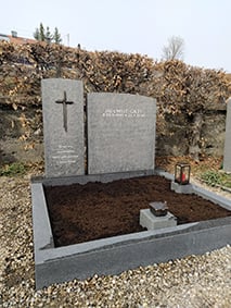 Zweiteiliger grau-blauer Granit-Grabstein mit schlichtem Kreuz und Inschrift – handwerklich von STOI Steinmetzwerkstatt
