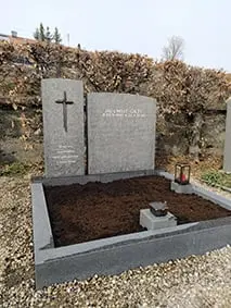 Zweiteiliger grau-blauer Granit-Grabstein mit schlichtem Kreuz und Inschrift – handwerklich von STOI Steinmetzwerkstatt