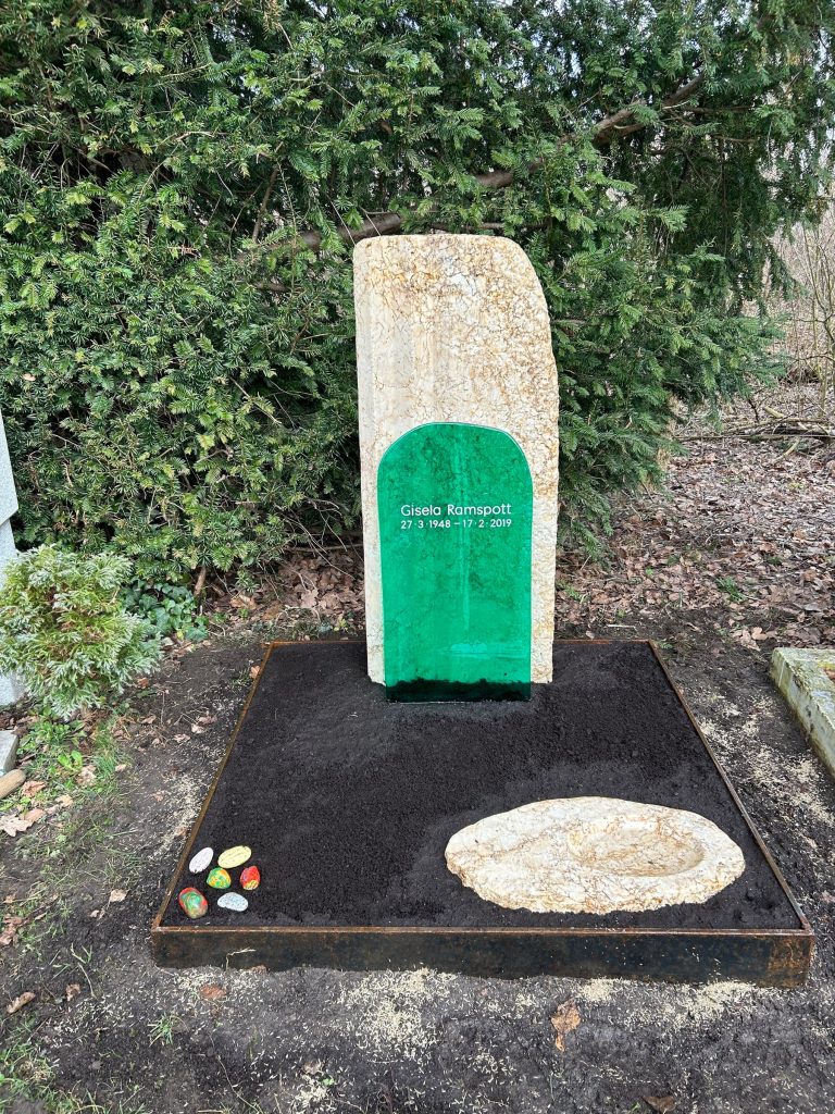 Naturstein-Grabstein mit transluzenter grüner Glas-Einlage als Inschriftträger von STOI