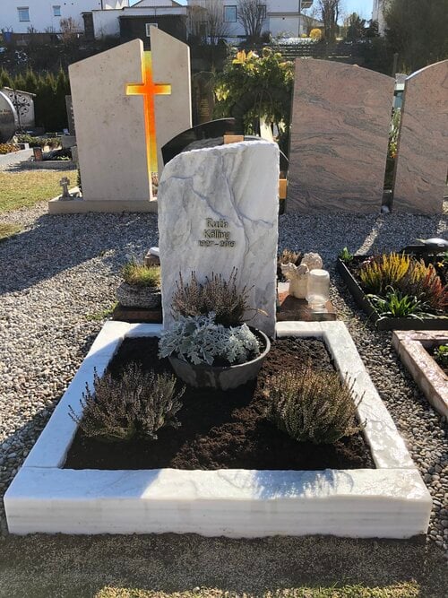 Hoher heller Kalkstein-Grabstein mit eingelassenem Kreuz als Formdetail, STOI Steinmetzwerkstatt