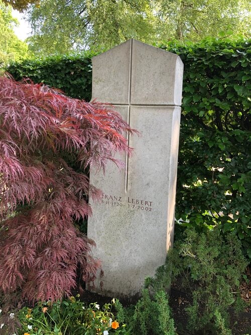 Klassische Kalkstein-Stele mit eingemeißeltem Kreuzrelief und Giebelabschluss von STOI Steinmetzwerkstatt