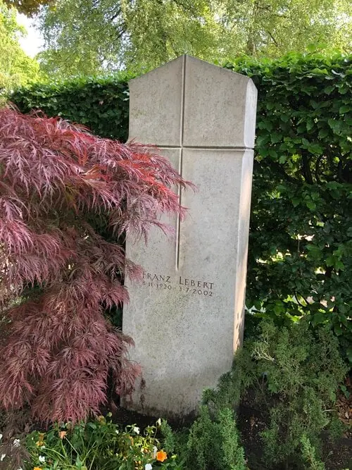 Klassische Kalkstein-Stele mit eingemeißeltem Kreuzrelief und Giebelabschluss von STOI Steinmetzwerkstatt