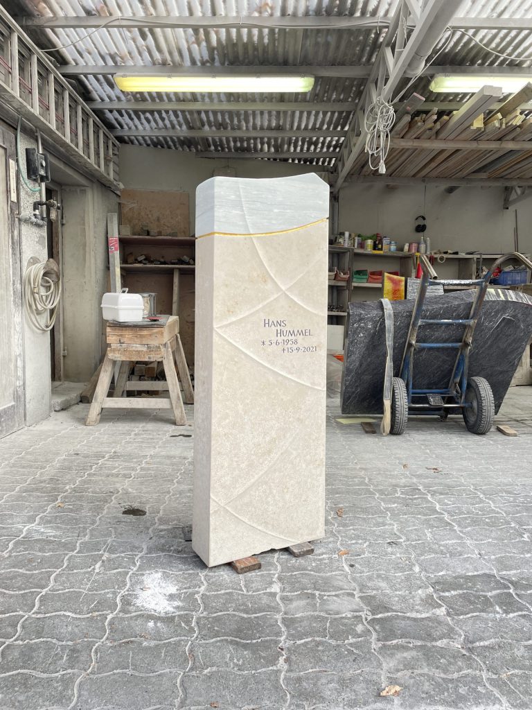 H 699 | Handwerklicher Grabstein aus heimischem Kalkstein | Steinmetzwerkstatt Schlienz Kempten Allgäu