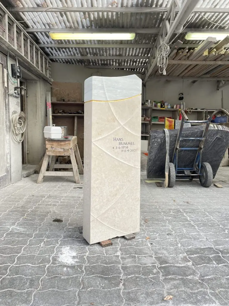 H 699 | Handwerklicher Grabstein aus heimischem Kalkstein | Steinmetzwerkstatt Schlienz Kempten Allgäu