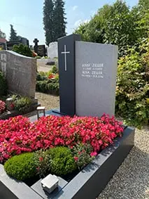 Zweiteiliges Grabensemble aus schwarzem Granit mit schlicht eingraviertem Kreuz von STOI