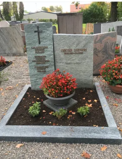 Handwerklicher Grabstein grün zweiteilig mit Kreuz H 821 — STOI Steinmetzwerkstatt Kempten