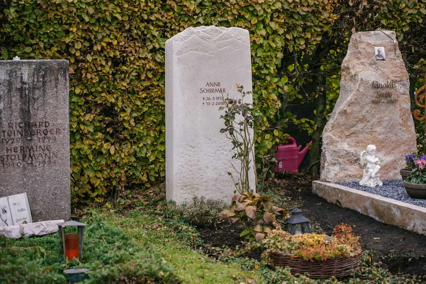 Helle schlanke Kalkstein-Stele mit Bergsilhouette als geschwungenem Abschluss von STOI Steinmetzwerkstatt – Ansicht 2