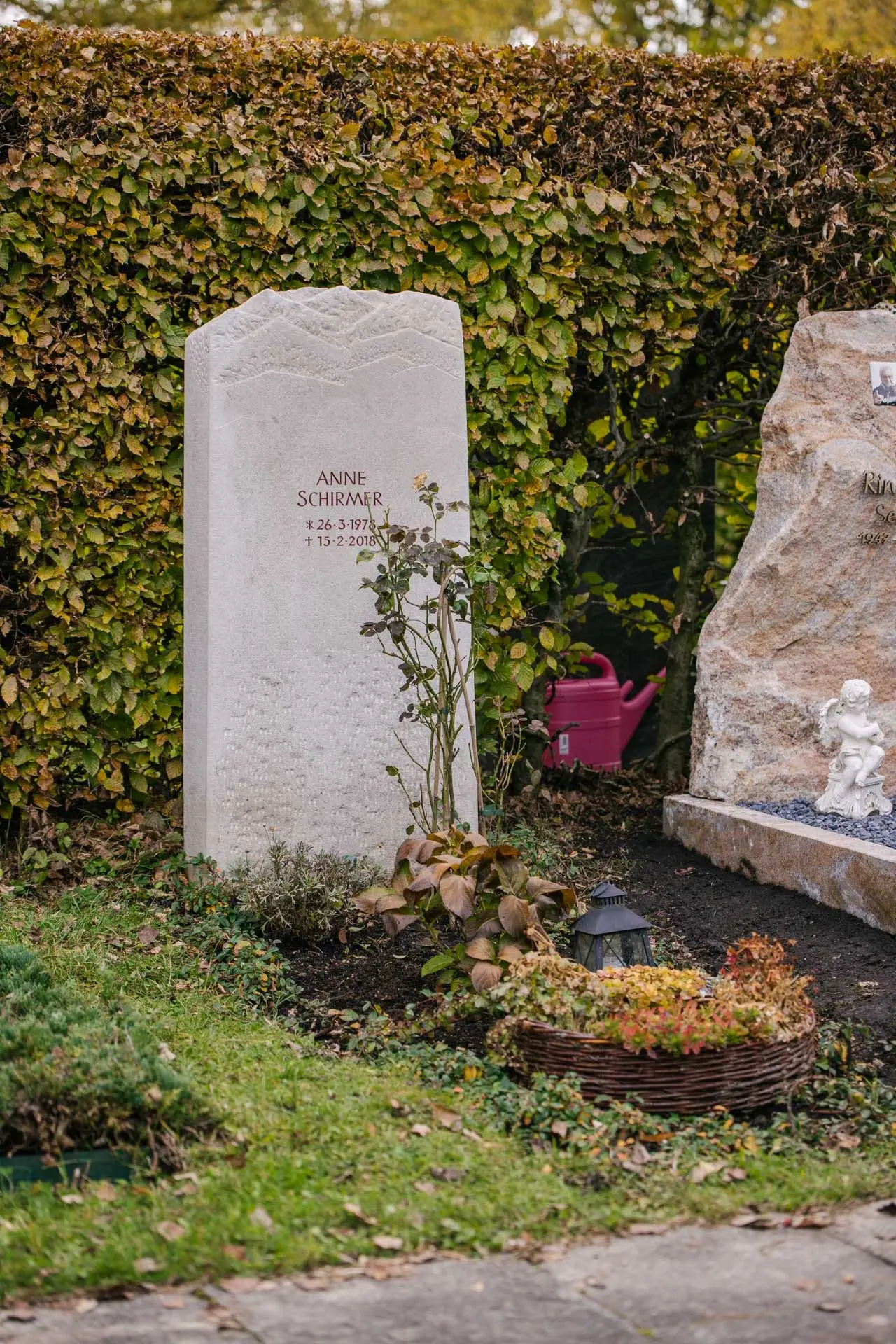 Helle schlanke Kalkstein-Stele mit Bergsilhouette als geschwungenem Abschluss von STOI Steinmetzwerkstatt – Ansicht 3