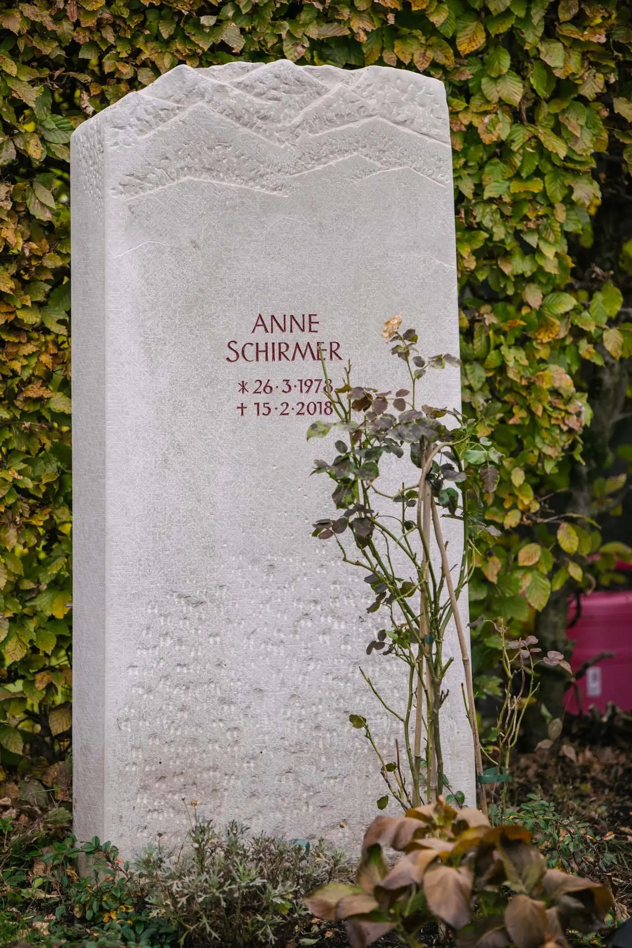 Helle schlanke Kalkstein-Stele mit Bergsilhouette als geschwungenem Abschluss von STOI Steinmetzwerkstatt – Ansicht 4