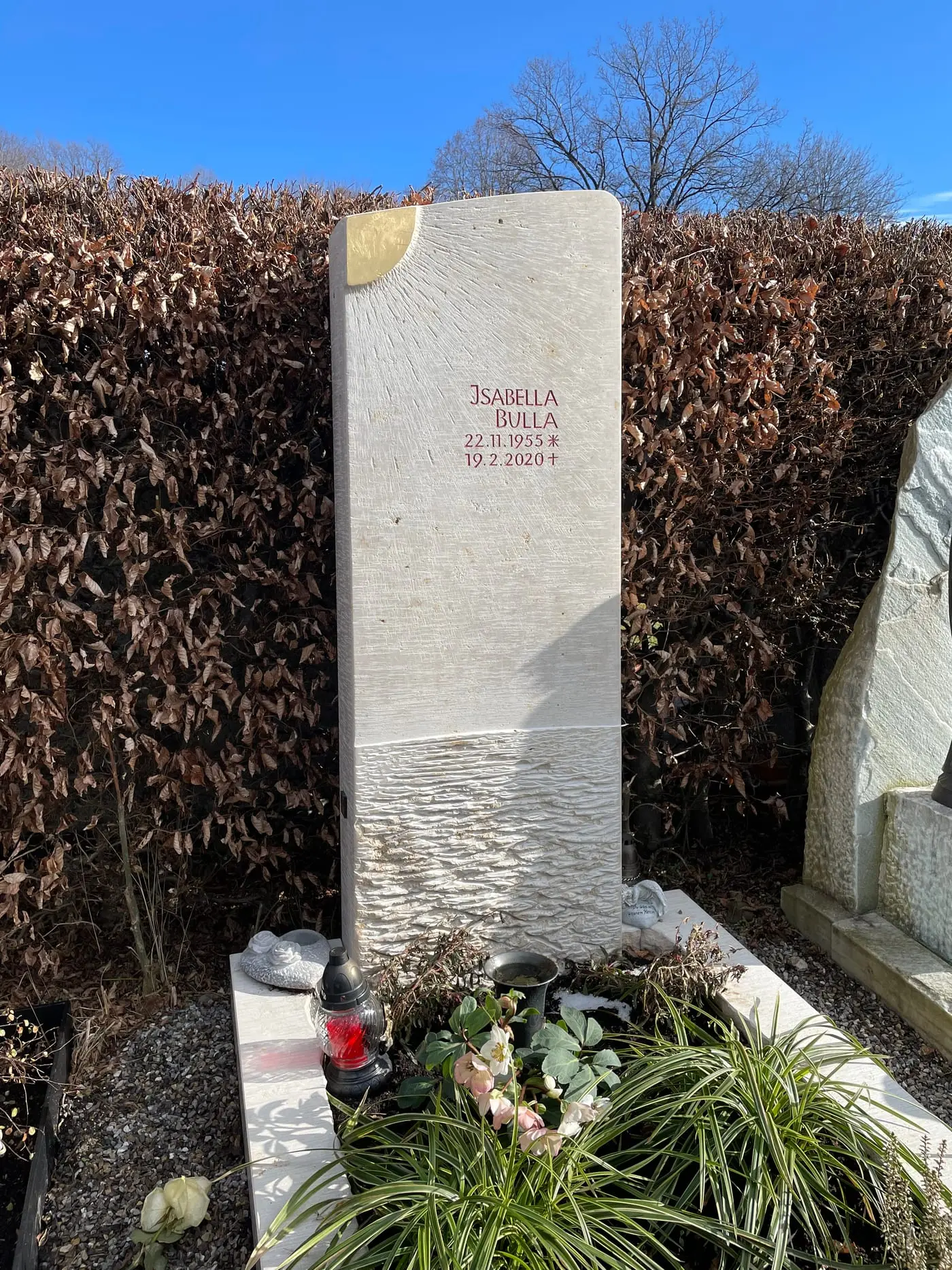 Grabstein mit handgemaltem Sonnen- und Wassermotiv – Ansicht 3
