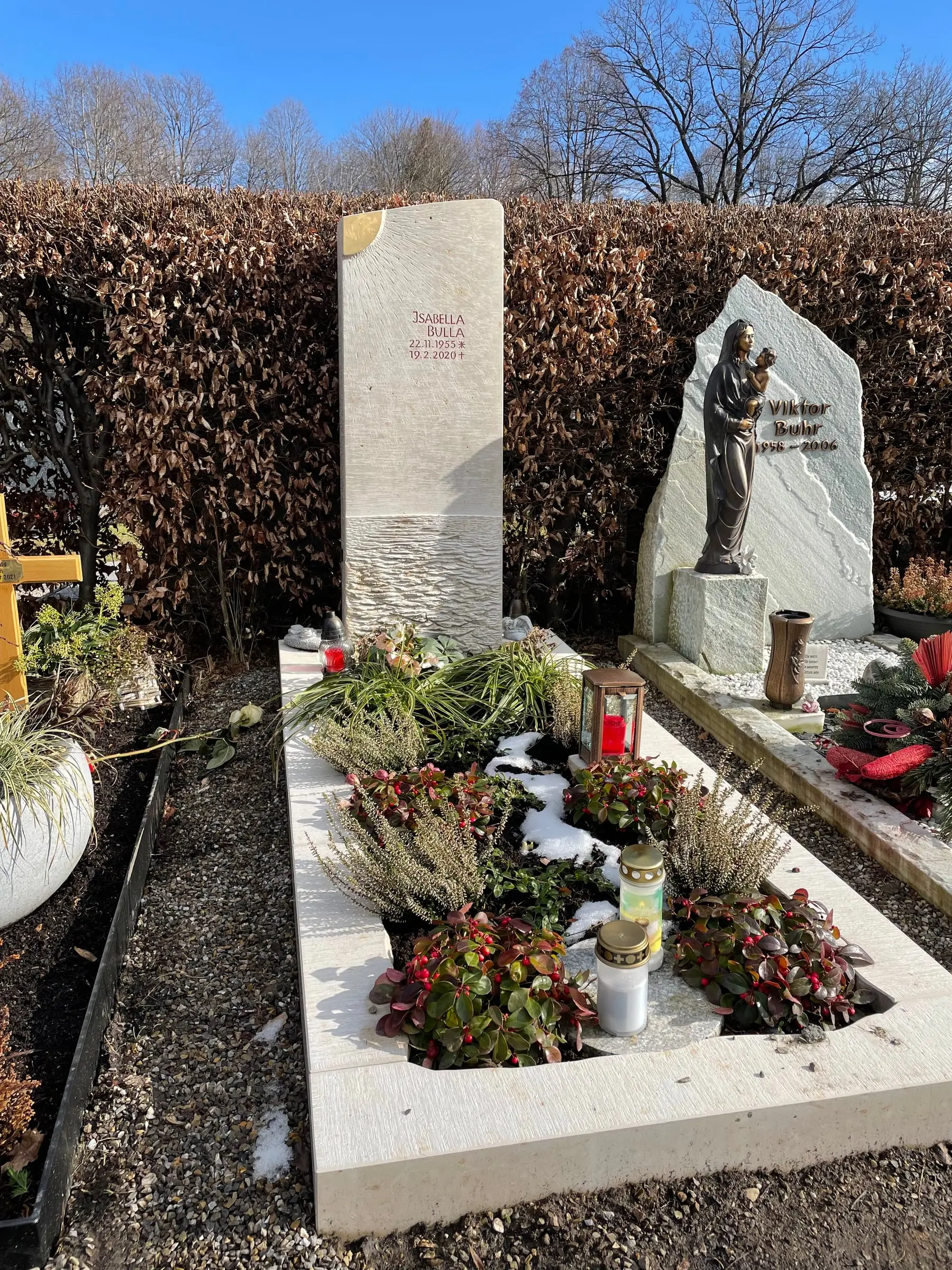 Grabstein mit handgemaltem Sonnen- und Wassermotiv