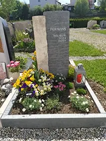Zweiteiliges Kalkstein-Grabmal mit strukturierter Stockhammer-Oberfläche von STOI Steinmetzwerkstatt