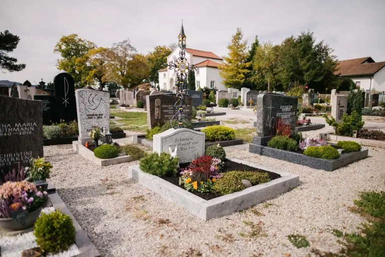 Restaurierter historischer Grabstein auf dem Friedhof – handwerklich gepflegt von STOI Steinmetzwerkstatt