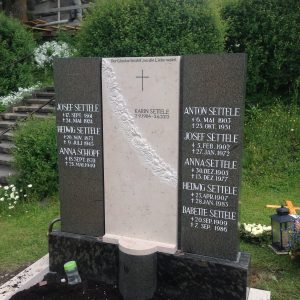 H 837 Handwerkliches Familiengrabmal aus poliertem Granit mit Kalksteinelement und Schriftgravur – STOI Steinmetzwerkstatt