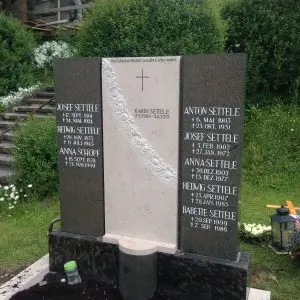 H 837 Handwerkliches Familiengrabmal aus poliertem Granit mit Kalksteinelement und Schriftgravur – STOI Steinmetzwerkstatt