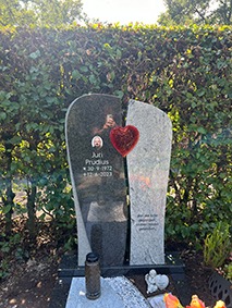 Herz grabstein rotes glas herz | Steinmetzwerkstatt Schlienz Kempten Allgäu