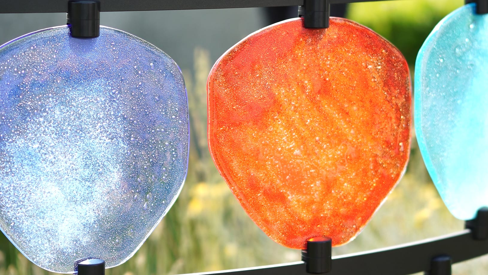 Handgefertigte Glaselemente in Kirchenfenster-Optik — jedes Element ein Unikat