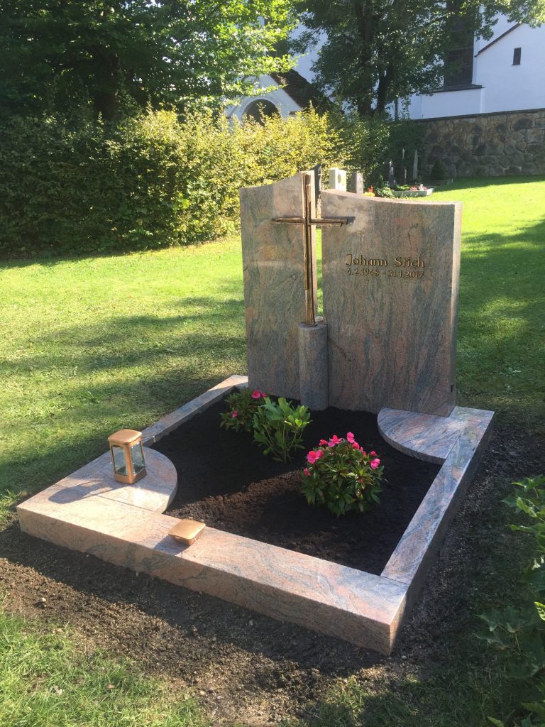 Juparana-Granit-Grabanlage mit Buchform und Metallkreuz | Steinmetzwerkstatt Schlienz Kempten Allgäu