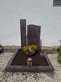 P | Polierter Grabstein | Steinmetzwerkstatt Schlienz Kempten Allgäu