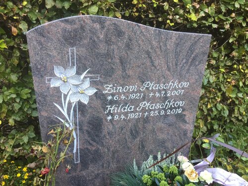 P 101 | polierter Grabstein Blume | Steinmetzwerkstatt Schlienz Kempten Allgäu