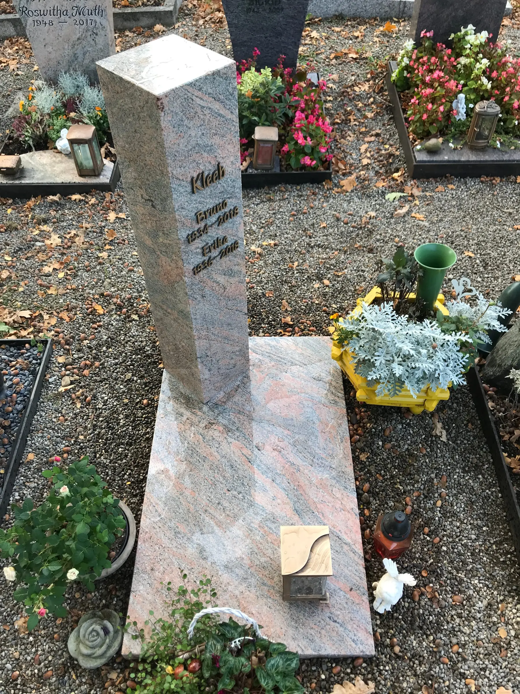 Hohe polierte Granit-Stele mit farbiger Maserung in Rosa und Grau sowie Bronzeschrift von STOI