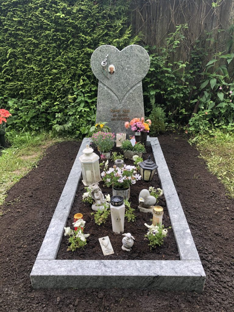 P 129 | Polierter Herz Grabstein Grabmal Kreuz Steinmetzwerkstatt Schlienz Ihr Steinmetz für´s Allgäu Kempten Kaufbeuren Füssen | Steinmetzwerkstatt Schlienz Kempten Allgäu