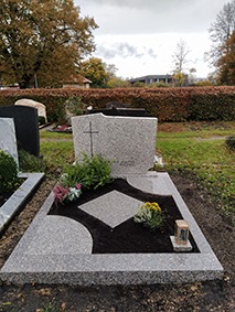 P 130 | Polierter Grabstein Grabmal Kreuz Steinmetzwerkstatt Schlienz Ihr Steinmetz für´s Allgäu Kempten Kaufbeuren Füssen | Steinmetzwerkstatt Schlienz Kempten Allgäu