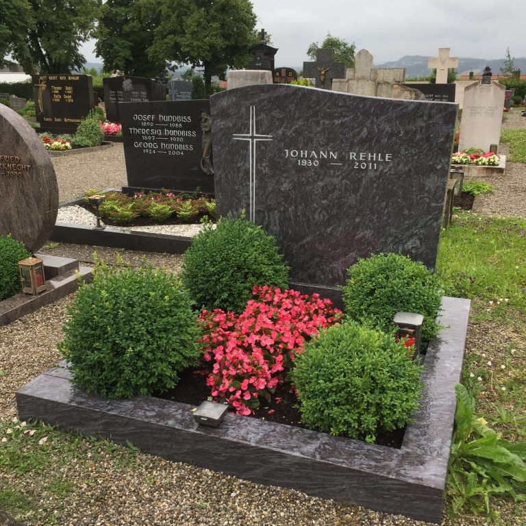 Polierter Blaugranit-Grabstein mit Kreuz-Gravur und charakteristischen Farbwirbeln von STOI