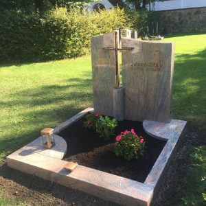 Polierter Grabstein P 133 mit Stich-Gravur — STOI Steinmetzwerkstatt Kempten