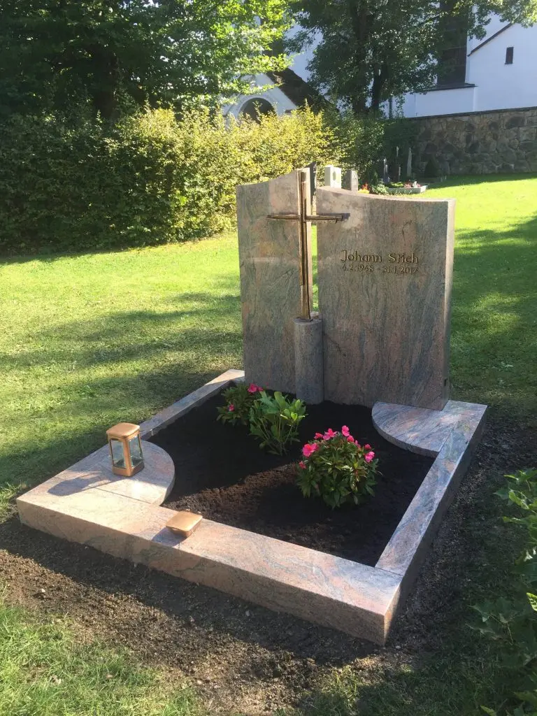 Polierter Grabstein P 133 mit Stich-Gravur — STOI Steinmetzwerkstatt Kempten