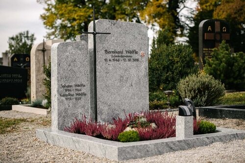 P 134 | schöner moderner polierter Grabstein Kreuz | Besonderes Grabmal | Steinmetzwerkstatt Schlienz Kempten Allgäu