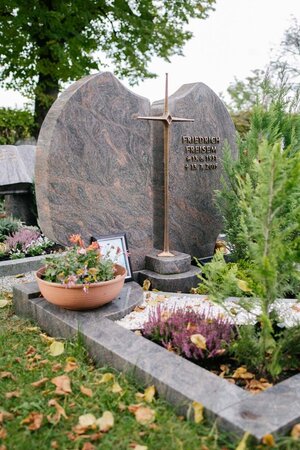 P 137 | Polierter Grabstein mit Kreuz | Steinmetzwerkstatt Kempten Allgäu