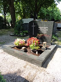Polierter Schwarzgranit-Doppelgrabstein mit gesandstrahltem Kreuz und Hochglanzpolitur