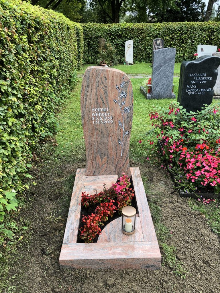 P 301 | Polierter Grabstein geteiltes Grabmal Kreuz Steinmetzwerkstatt Schlienz Ihr Steinmetz für´s Allgäu Kempten Kaufbeuren Füssen | Steinmetzwerkstatt Schlienz Kempten Allgäu