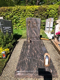 P 302 | Polierter Grabstein geteiltes Grabmal Kreuz Steinmetzwerkstatt Schlienz Ihr Steinmetz für´s Allgäu Kempten Kaufbeuren Füssen | Steinmetzwerkstatt Schlienz Kempten Allgäu