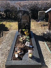 P 303 | Polierter Grabstein Grabmal Kreuz Steinmetzwerkstatt Schlienz Ihr Steinmetz für´s Allgäu Kempten Kaufbeuren Füssen | Steinmetzwerkstatt Kempten Allgäu