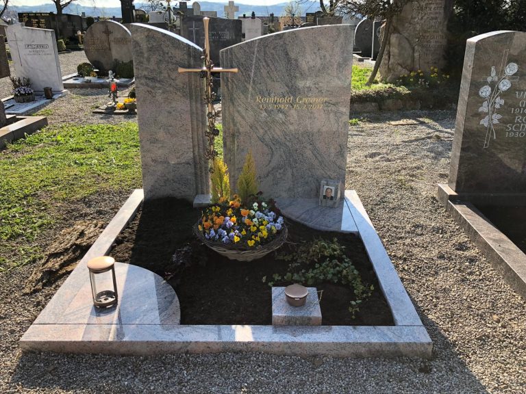 P 305 | Polierter Grabstein zweiteilig mit Goldkreuz – Weißer Marmor in Wellenform