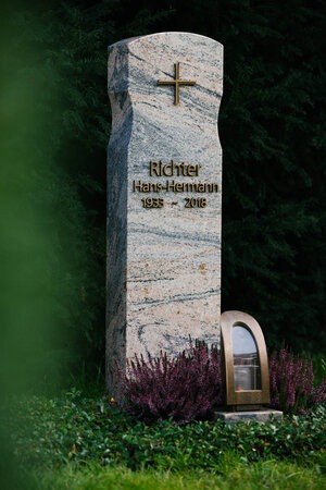 P 310 | Polierter Grabstein mit Kreuz | Steinmetzwerkstatt Kempten Allgäu