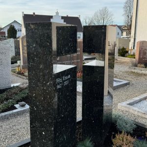 Moderner hochglanzpolierter dunkler Granit-Grabstein mit Kreuz-Motiv von STOI