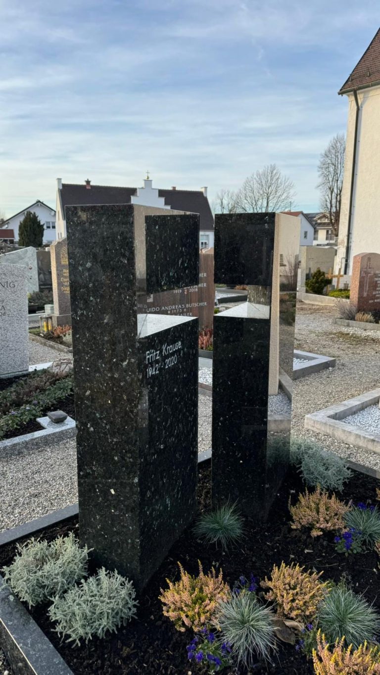 Moderner hochglanzpolierter dunkler Granit-Grabstein mit Kreuz-Motiv von STOI