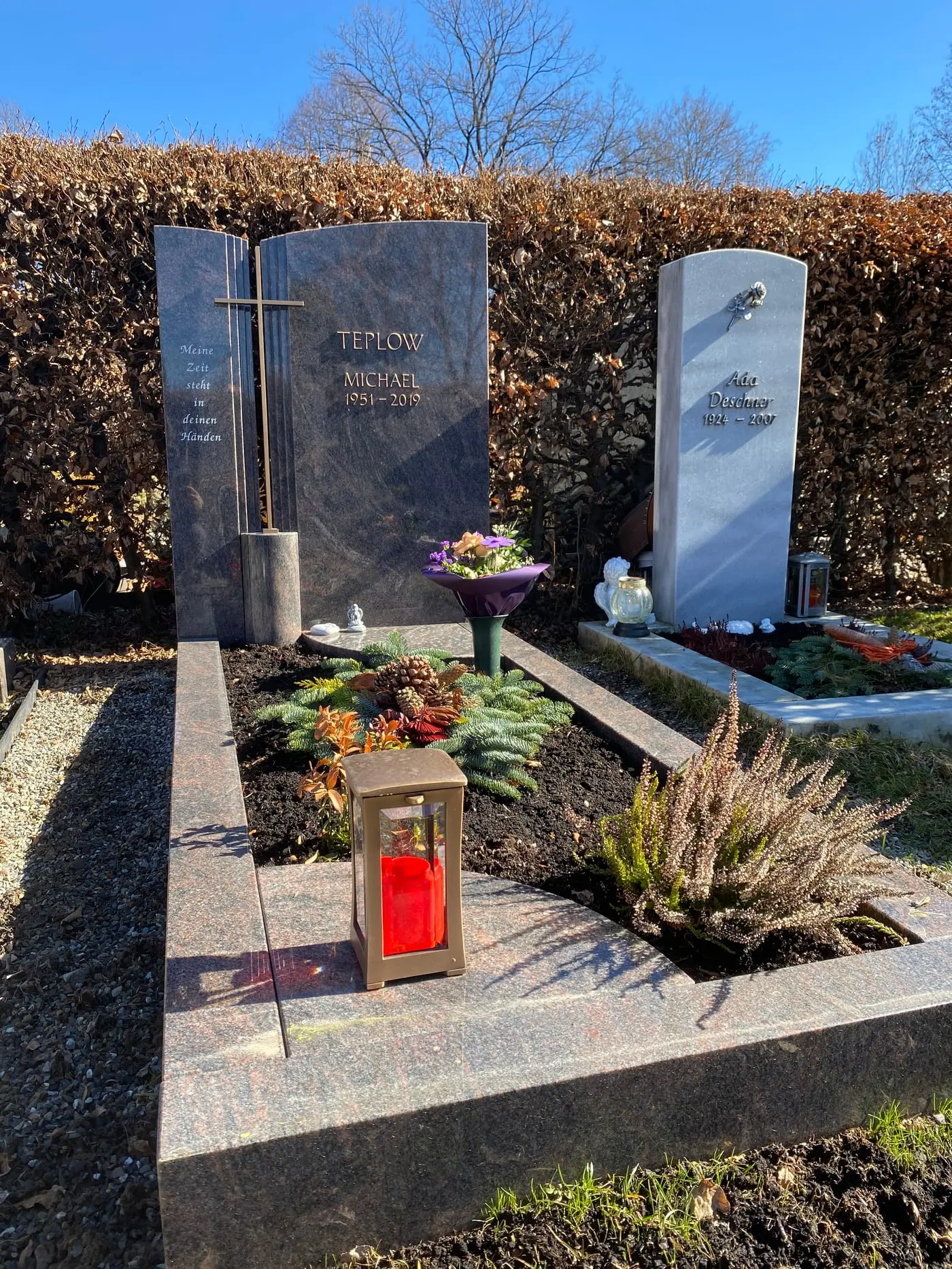 Polierter Schwarzgranit-Grabstein mit schlankem goldenem Metallkreuz und tiefglänzender Oberfläche – Ansicht 4