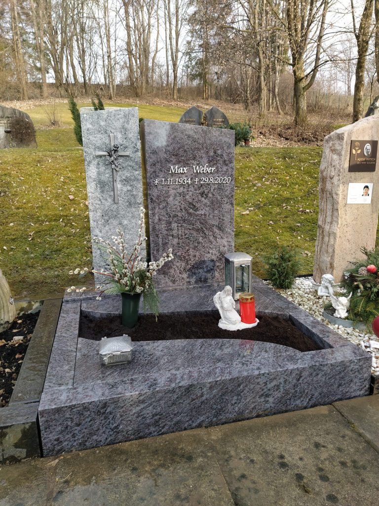 P 318 | Polierter Grabstein geteiltes Grabmal Kreuz Steinmetzwerkstatt Schlienz Ihr Steinmetz für´s Allgäu Kempten Kaufbeuren Füssen | Steinmetzwerkstatt Schlienz Kempten Allgäu