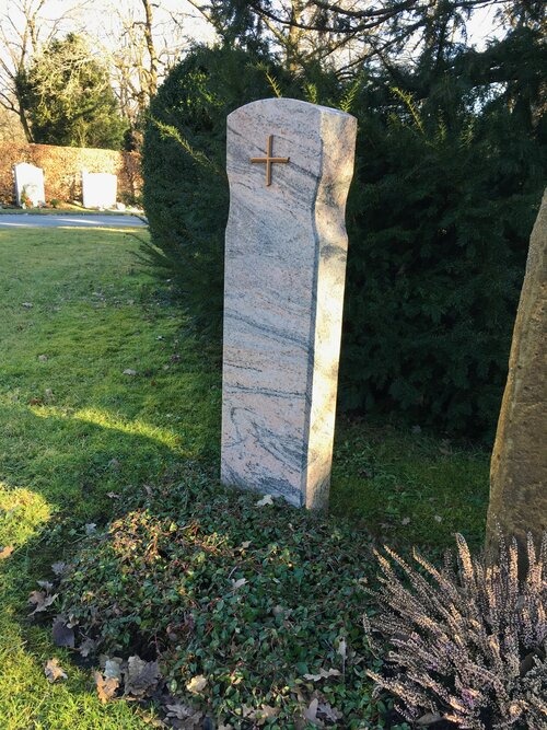 P 331 | Polierter Grabstein mit Kreuz | Steinmetzwerkstatt Schlienz Kempten Allgäu