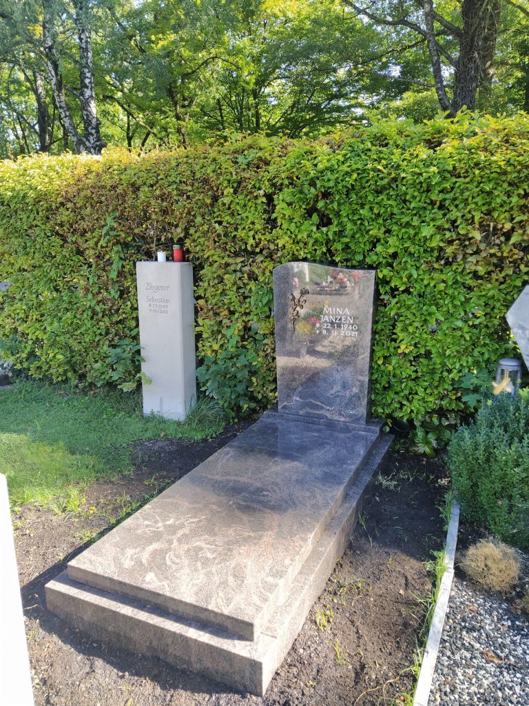 P 336 | schöner schlichter besonderer polierter Grabstein, Grabmal | Steinmetzwerkstatt Schlienz Kempten Allgäu