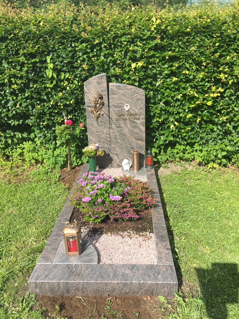 Hoher schwarzer polierter Granit-Grabstein mit elegantem Bronzemotiv, STOI Steinmetzwerkstatt