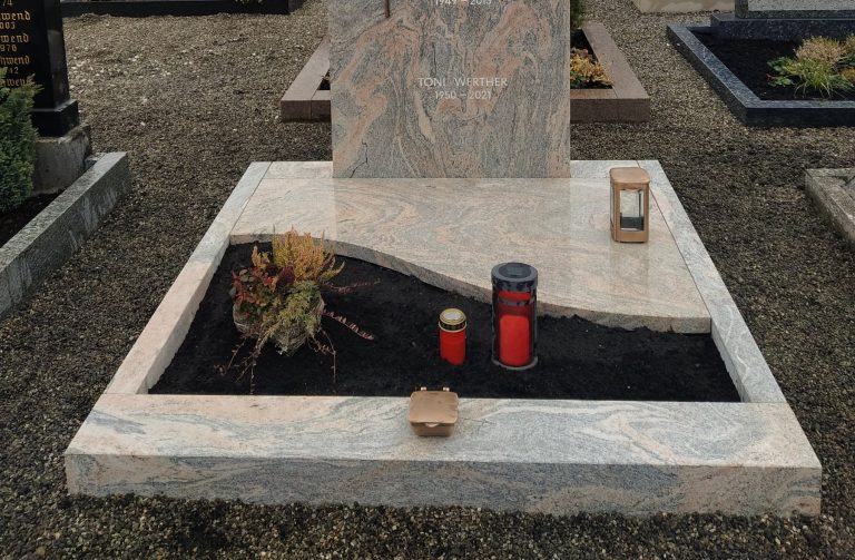 Grabstein aus warmem Multicolor-Granit mit polierter passender Grababdeckung und edlem Farbverlauf