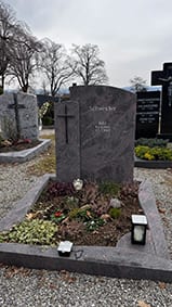 Zweiteiliger Grabstein aus poliertem dunkelgrauem Granit mit Kreuz-Einlage von STOI